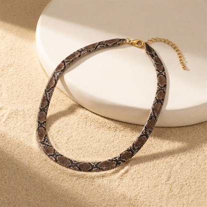Collana a serpente Serpia in Pitone Marrone su pietra bianca e sabbia