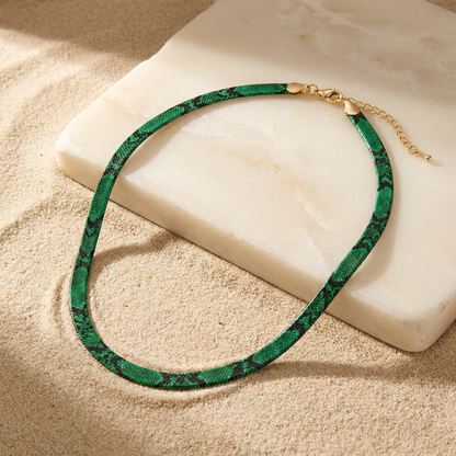 Collana a serpente Serpia in Pitone Smeraldo su pietra bianca e sabbia