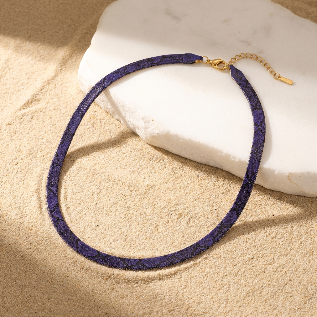 Collana a serpente Serpia in Viola su pietra bianca e sabbia
