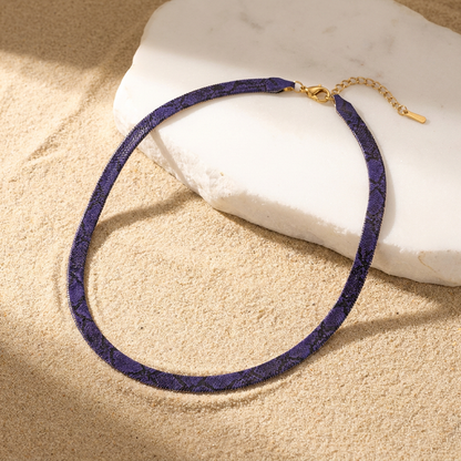 Collana a serpente Serpia in Viola su pietra bianca e sabbia