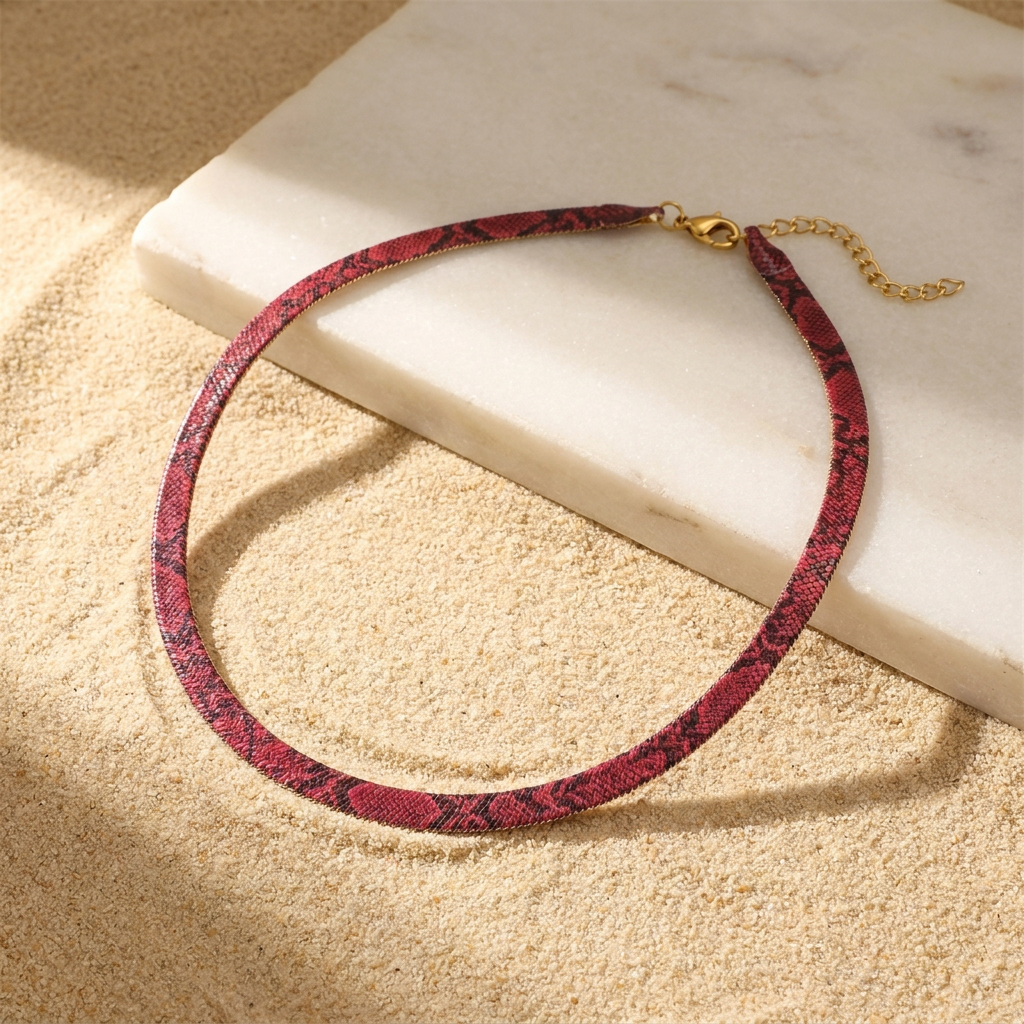 Collana a serpente Serpia in Pitone Rosso su pietra bianca e sabbia