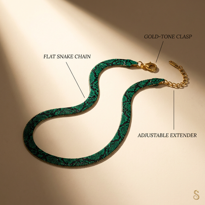 Dettaglio della catena piatta a serpente, chiusura color oro ed estensione regolabile