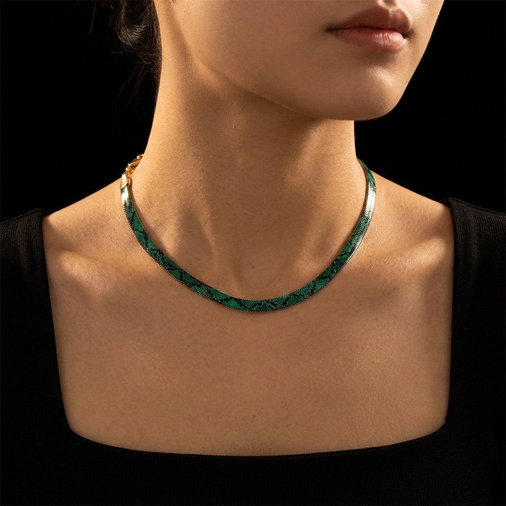 Collana a serpente smeraldo indossata come girocollo con un top nero